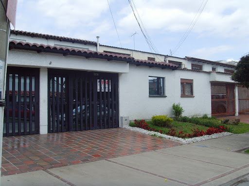 Casa en venta Cundinamarca Bogotá Estoril 638 m2 Habitaciones 11 Baños 17 Garajes 10 Precio $3200000000