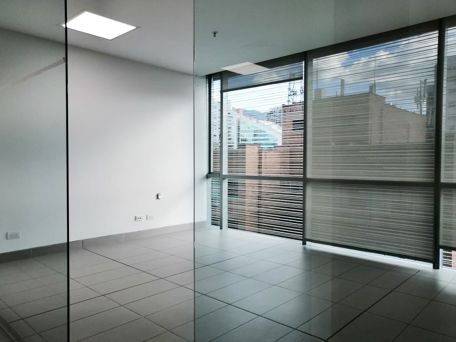 Oficina en arriendo Antioquia Medellín El Poblado 50 m2 Habitaciones 0 Baños 0 Garajes 2 Precio $4800000