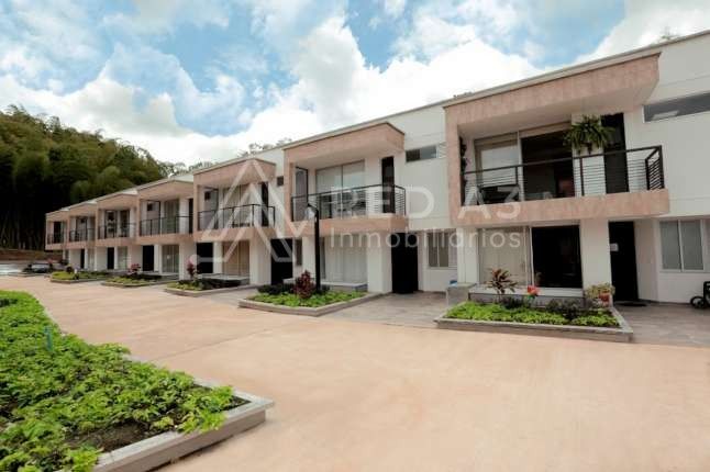 Casa en venta Risaralda Pereira Br Jardin Ii Etapa 205 m2 Habitaciones 3 Baños 4 Garajes 2 Precio $662000000