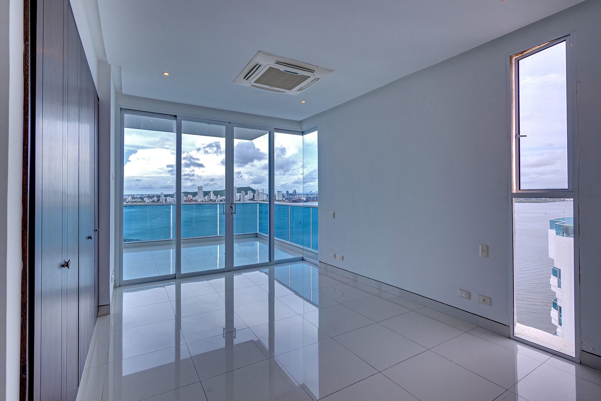 Apartamento en arriendo o venta Bolívar Cartagena Boca Grande 273 m2 Habitaciones 3 Baños 3 Garajes 2 Precio venta $2844000000 Precio arriendo $11200000
