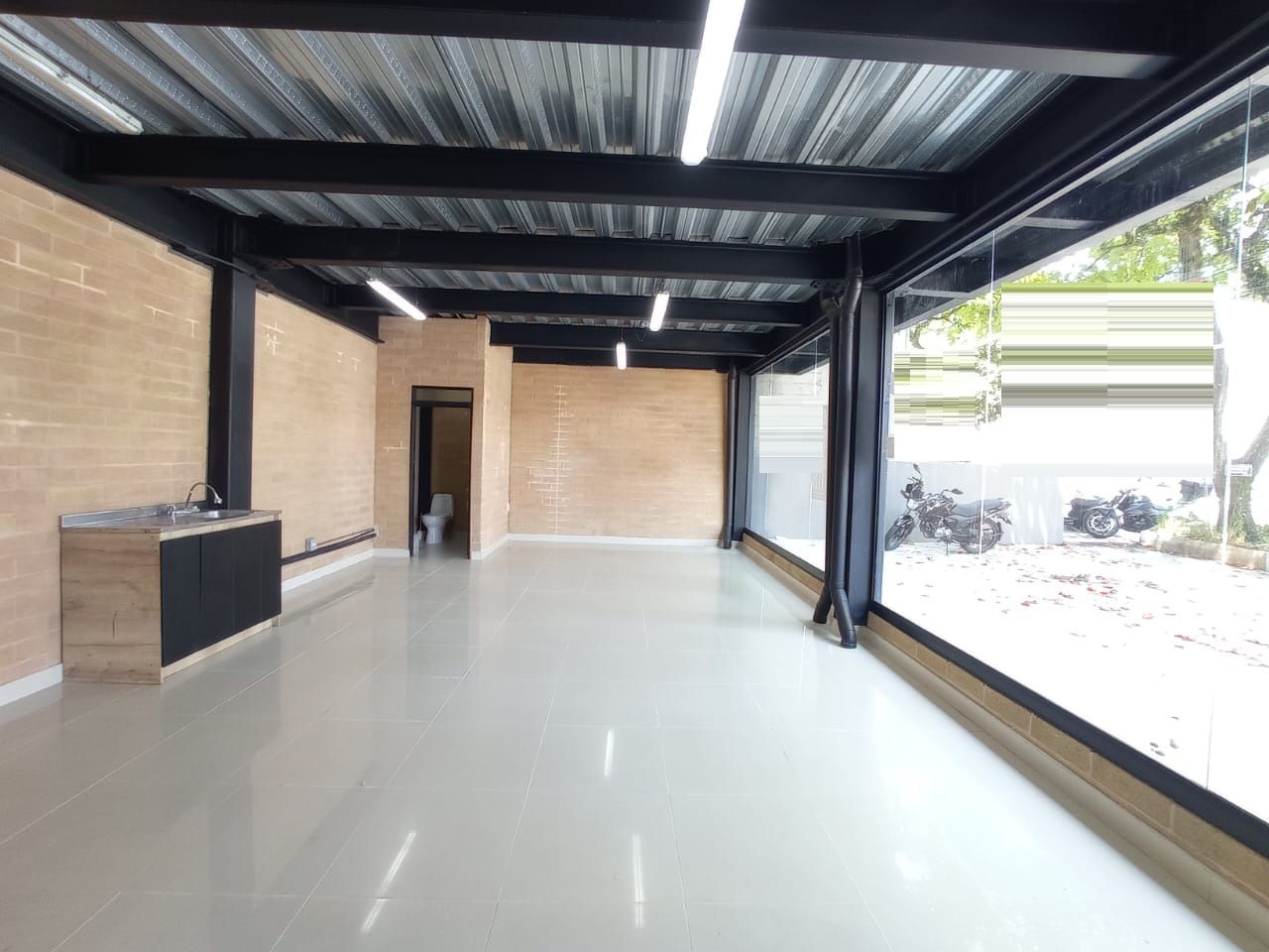 Local en arriendo Antioquia Itagüí La Esmeralda 58 m2 Habitaciones 0 Baños 1 Garajes 3 Precio $3500000