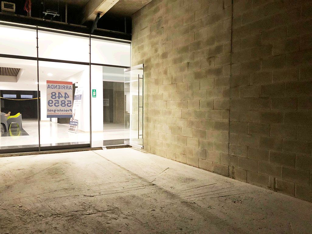 Local en arriendo o venta Antioquia Medellín Patio Bonito 34 m2 Habitaciones 0 Baños 10 Garajes 2 Precio venta $760000000 Precio arriendo $5600000