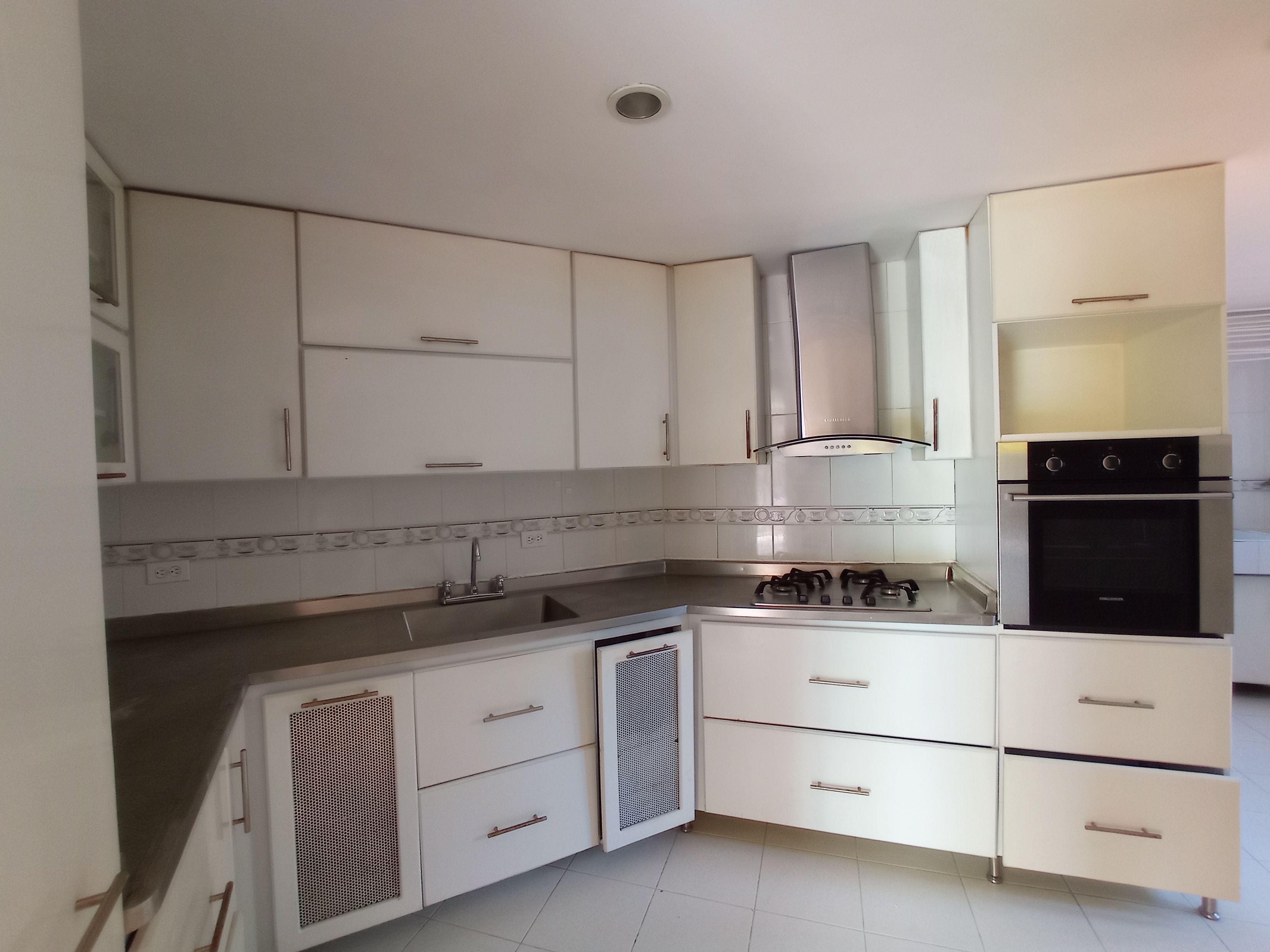 Apartamento en arriendo Antioquia Medellín Suramericana 140 m2 Habitaciones 5 Baños 3 Garajes 1 Precio $4500000