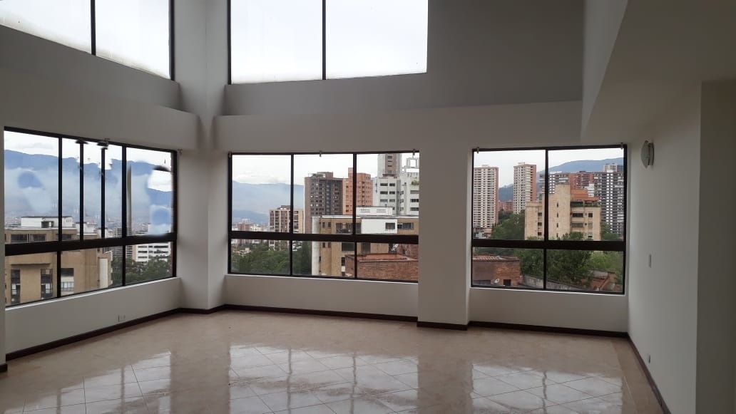 Apartamento en arriendo Antioquia Medellín Urbanizacion Torres De San Lucas 300 m2 Habitaciones 5 Baños 6 Garajes 2 Precio $4600000