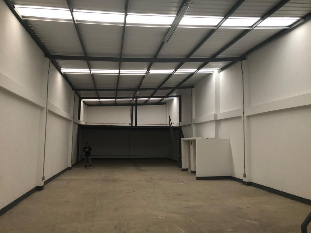 Bodega en venta Antioquia Envigado Zona Centro 320 m2 Habitaciones 0 Baños 0 Garajes 2 Precio $2250000000