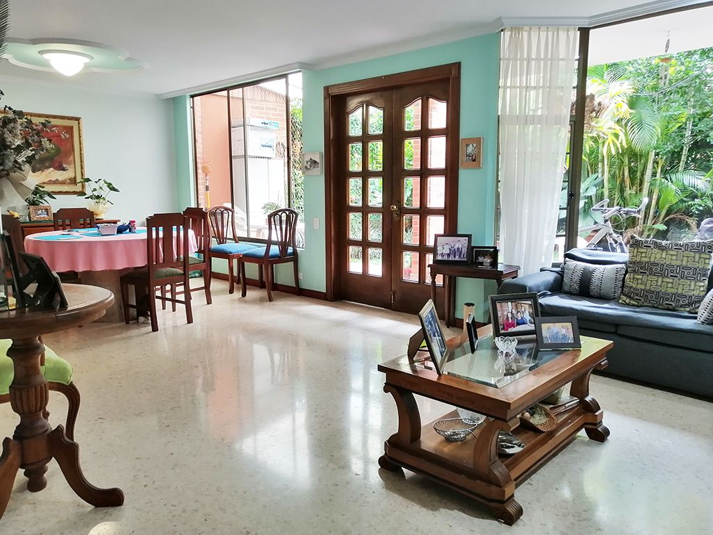 Casa en arriendo Antioquia Medellín El Tesoro 223 m2 Habitaciones 3 Baños 4 Garajes 3 Precio $7300000