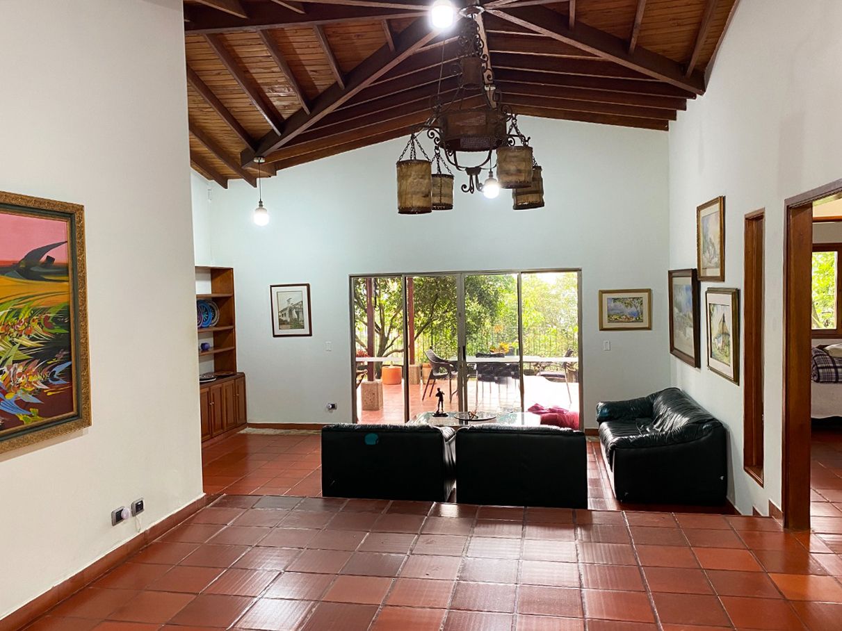 Casa en venta Antioquia Envigado Zona Centro 300 m2 Habitaciones 5 Baños 15 Garajes 5 Precio $2450000000