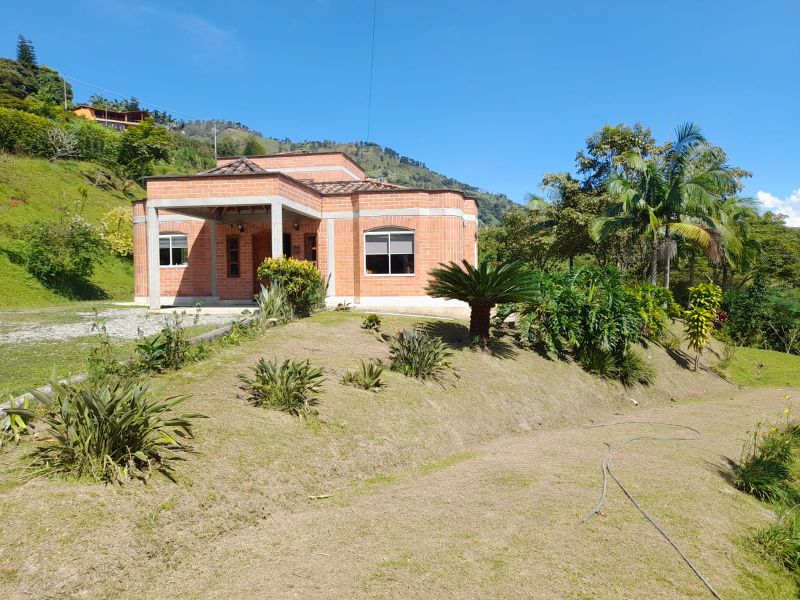 Finca en venta Antioquia Girardota Girardota 3500 m2 Habitaciones 5 Baños 6 Garajes 2 Precio $1300000000