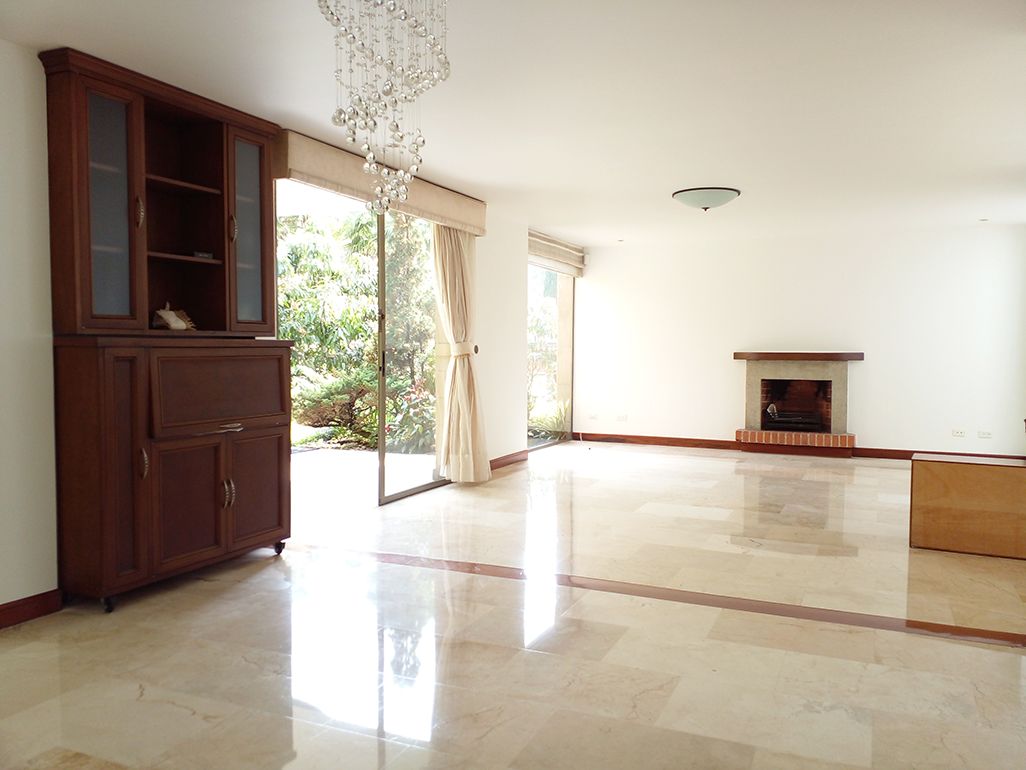 Casa en arriendo o venta Antioquia Envigado Zona Centro 380 m2 Habitaciones 4 Baños 8 Garajes 5 Precio venta $2080000000 Precio arriendo $12000000