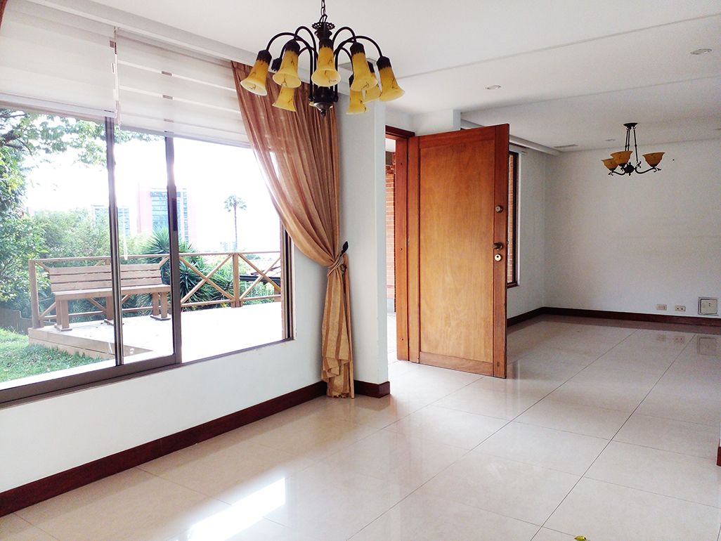 Casa en arriendo o venta Antioquia Medellín El Tesoro 278 m2 Habitaciones 3 Baños 6 Garajes 3 Precio venta $1770000000 Precio arriendo $11000000