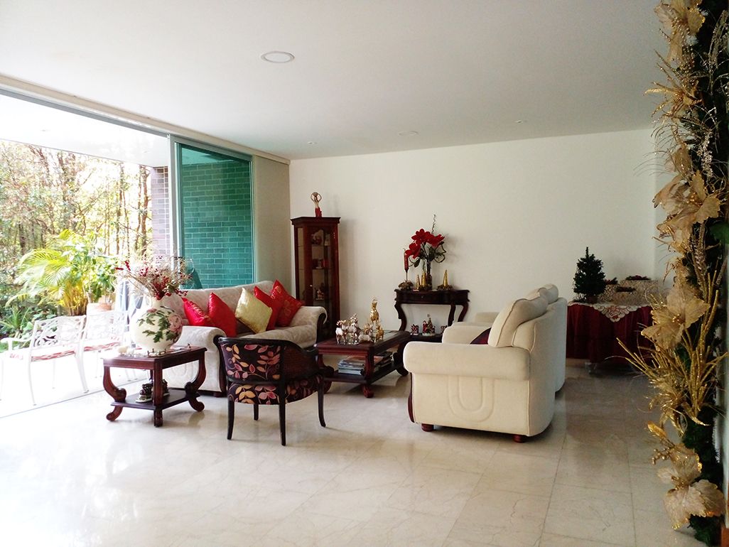 Casa en arriendo o venta Antioquia Envigado Envigado - Zuniga 281 m2 Habitaciones 3 Baños 6 Garajes 5 Precio venta $2350000000 Precio arriendo $15200000