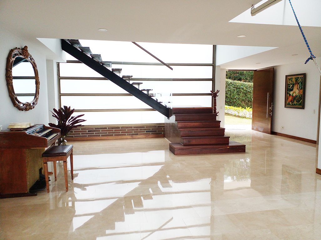 Casa en arriendo o venta Antioquia Envigado El Salado 370 m2 Habitaciones 4 Baños 8 Garajes 10 Precio venta $2800000000 Precio arriendo $16200000