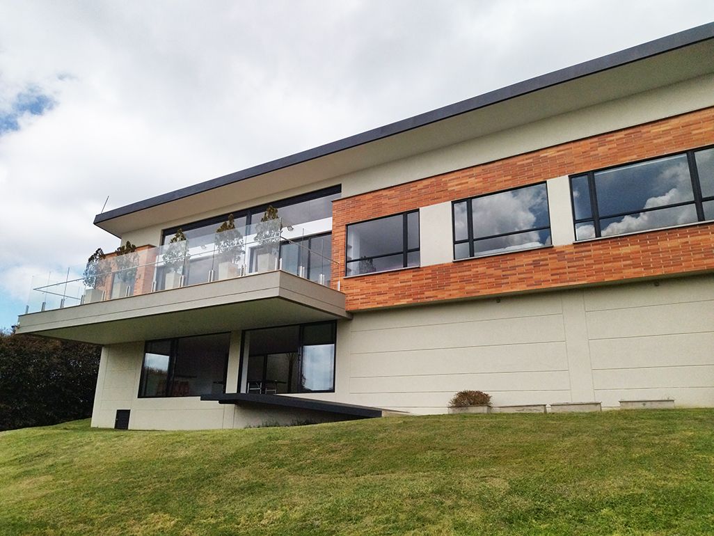 Casa en arriendo o venta Antioquia Envigado Vereda El Peñasco 420 m2 Habitaciones 3 Baños 8 Garajes 9 Precio venta $3100000000 Precio arriendo $19800000