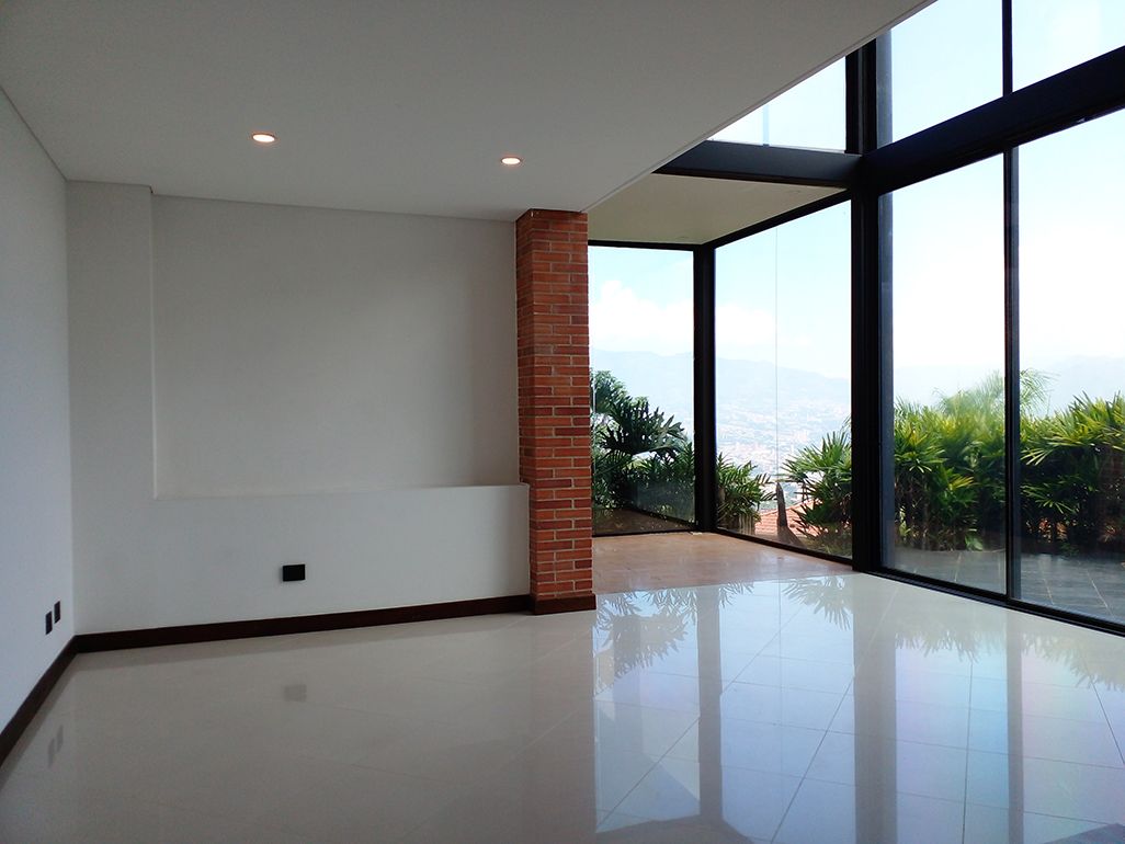 Casa en arriendo o venta Antioquia Envigado Zona Centro 426 m2 Habitaciones 3 Baños 6 Garajes 12 Precio venta $3330000000 Precio arriendo $15500000