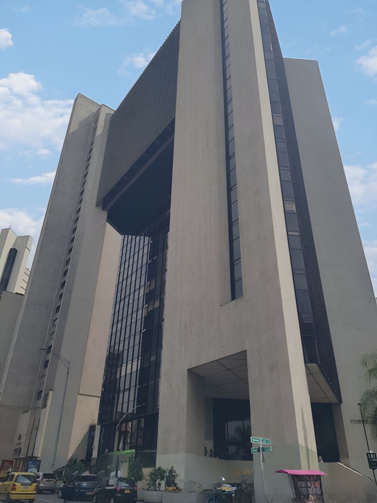 Inmuebles en Remate Local en venta Antioquia Medellín La Candelaria 223 m2 Habitaciones 0 Baños 2 Garajes 8 Precio $1911000000