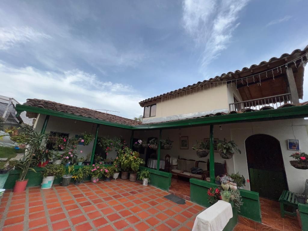 Finca en venta Antioquia Rionegro Vereda El Higuerón 210 m2 Habitaciones 7 Baños 2 Garajes 2 Precio $1000000000