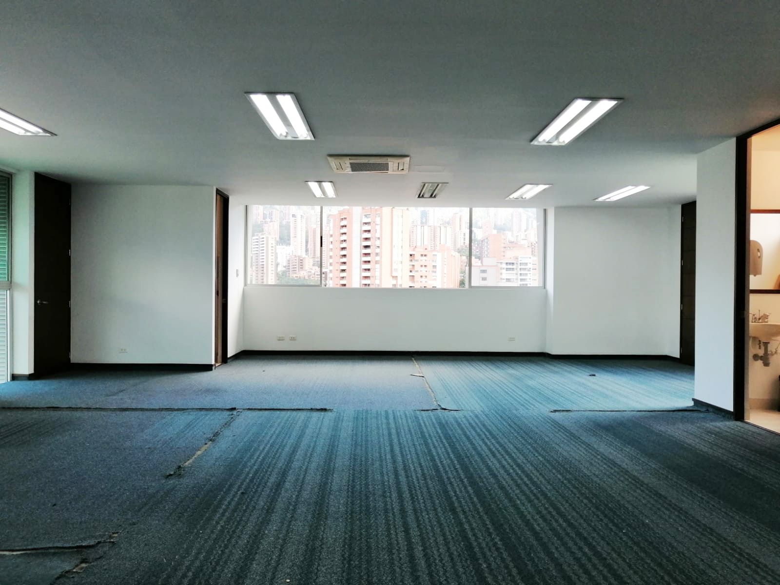 Oficina en arriendo Antioquia Medellín Los Balsos No2 97 m2 Habitaciones 0 Baños 2 Garajes 4 Precio $6800000