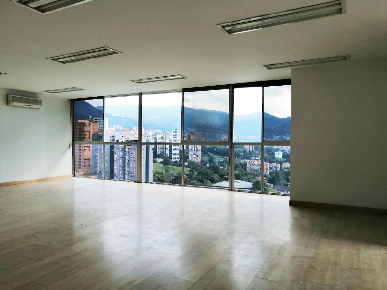 Oficina en arriendo Antioquia Medellín Los Balsos No2 295 m2 Habitaciones 0 Baños 4 Garajes 10 Precio $34500000