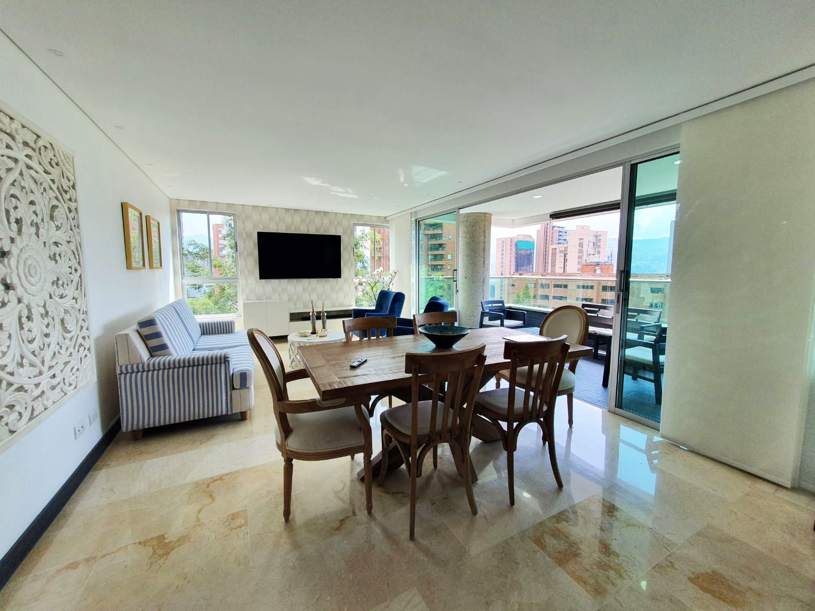 Apartamento en arriendo o venta Antioquia Medellín Castropol 147 m2 Habitaciones 3 Baños 4 Garajes 3 Precio venta $1020000000 Precio arriendo $8700000