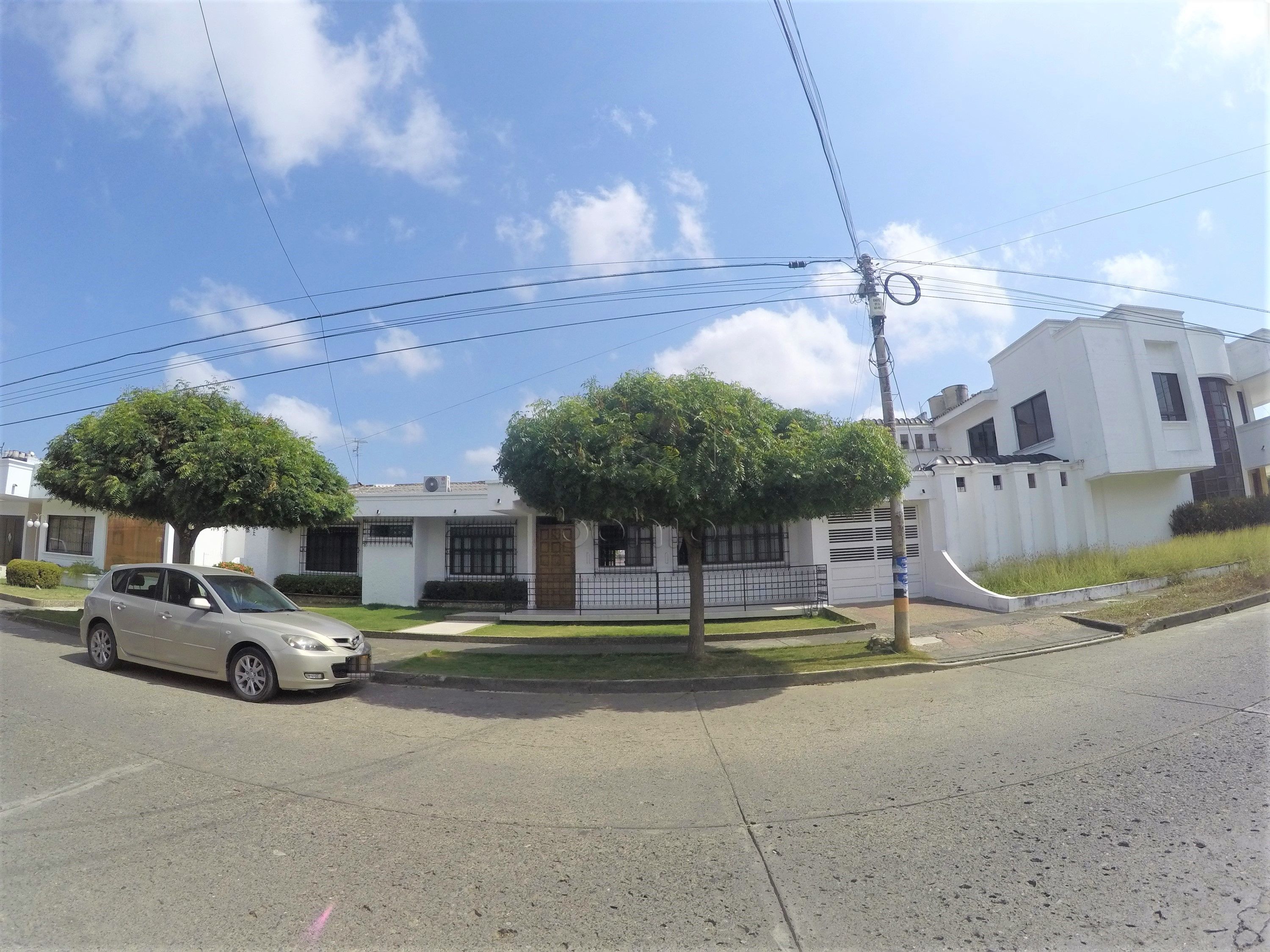 Casa en arriendo o venta Córdoba Montería La Castellana 341 m2 Habitaciones 5 Baños 6 Garajes 2 Precio venta $2500000000 Precio arriendo $7500000