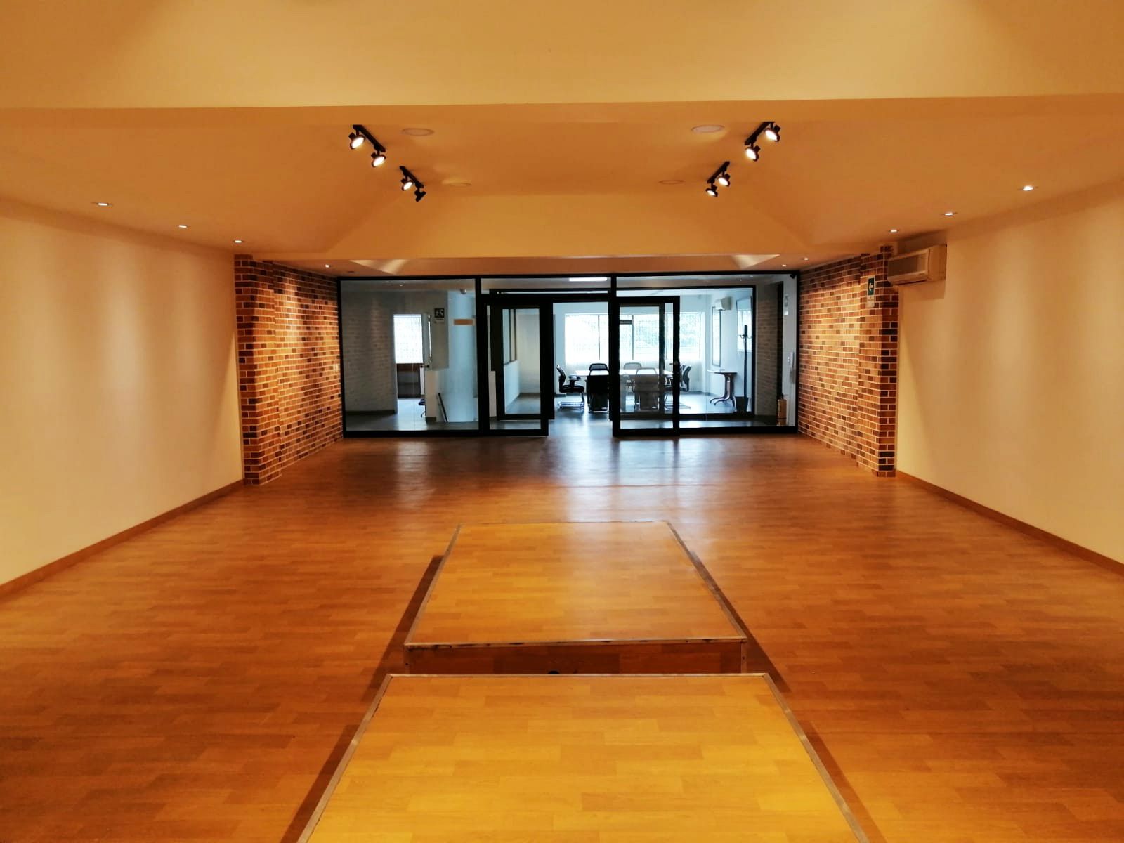 Oficina en arriendo Antioquia Medellín Santa Fé 300 m2 Habitaciones 0 Baños 4 Garajes 7 Precio $14000000