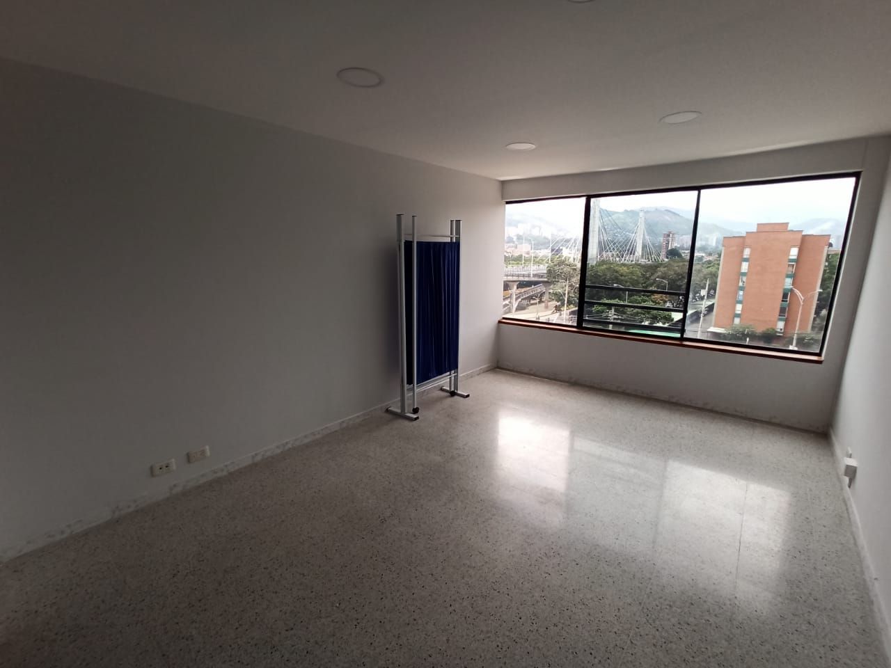 Oficina en arriendo Antioquia Medellín Otros 32 m2 Habitaciones 0 Baños 0 Garajes 2 Precio $2200000