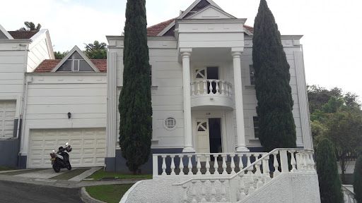 Casa en venta Antioquia Medellín Los Naranjos 450 m2 Habitaciones 3 Baños 13 Garajes 5 Precio $2600000000