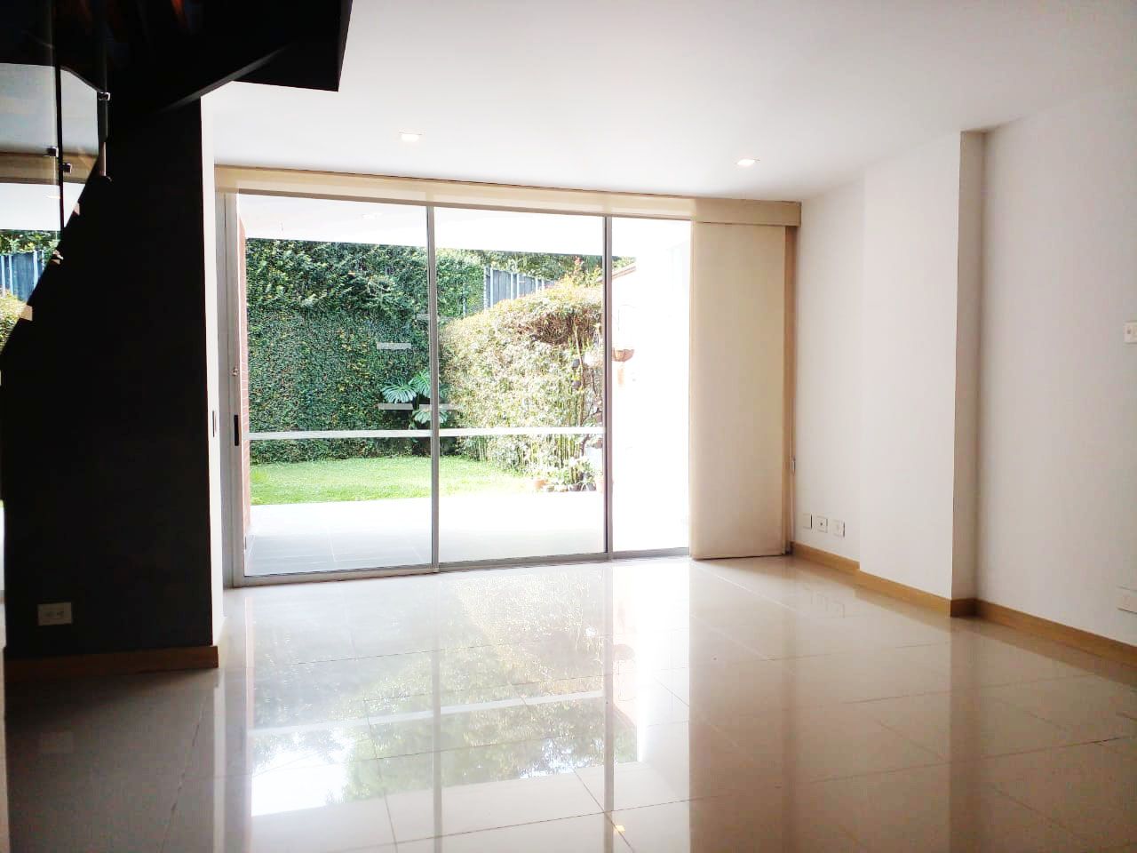 Casa en arriendo o venta Antioquia Envigado Loma Del Atravesado 196 m2 Habitaciones 3 Baños 6 Garajes 5 Precio venta $1250000000 Precio arriendo $8300000