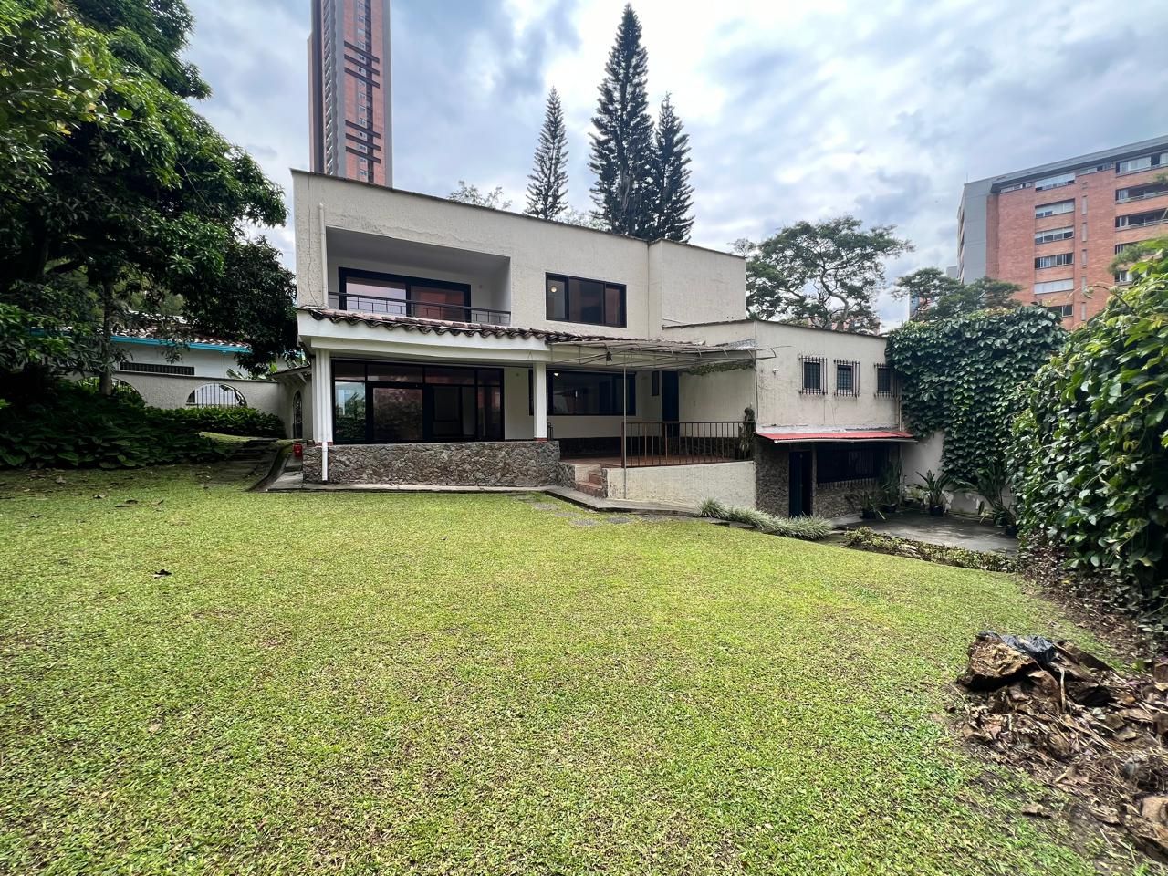 Casa en arriendo Antioquia Medellín Castropol 450 m2 Habitaciones 3 Baños 5 Garajes 1 Precio $16000000