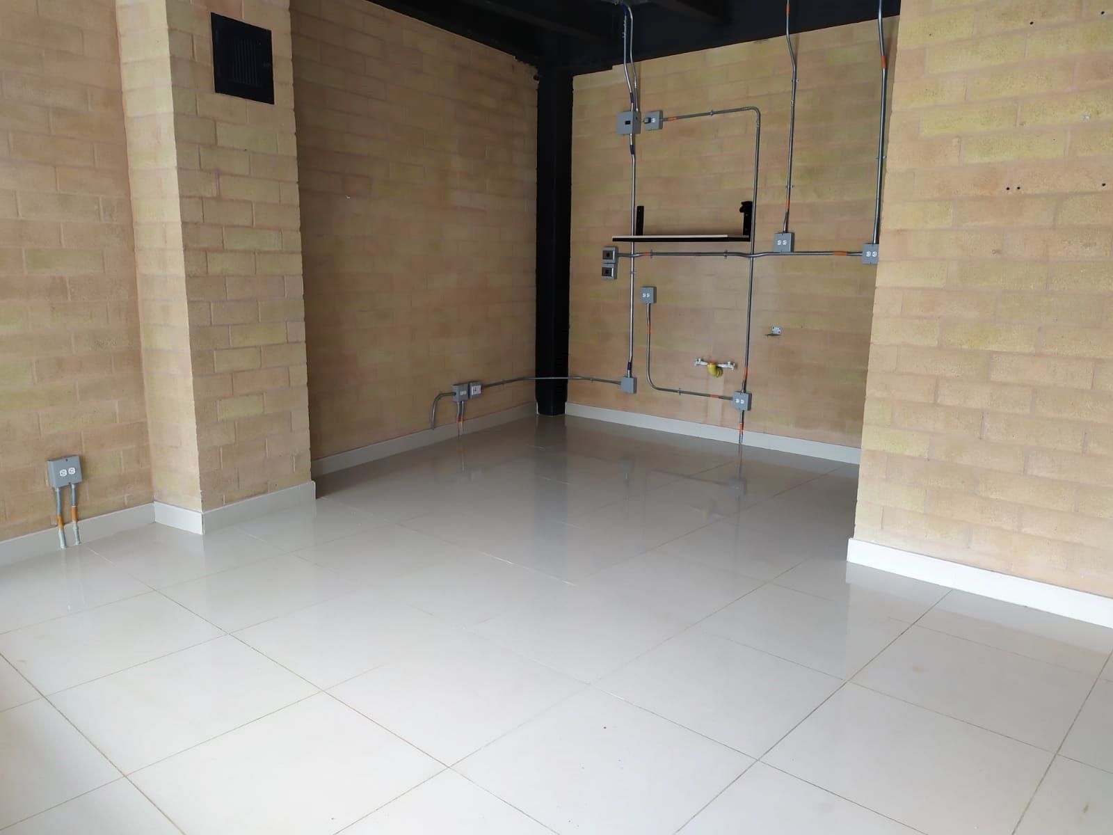 Local en arriendo Antioquia Itagüí La Esmeralda 26 m2 Habitaciones 0 Baños 0 Garajes 1 Precio $1600000