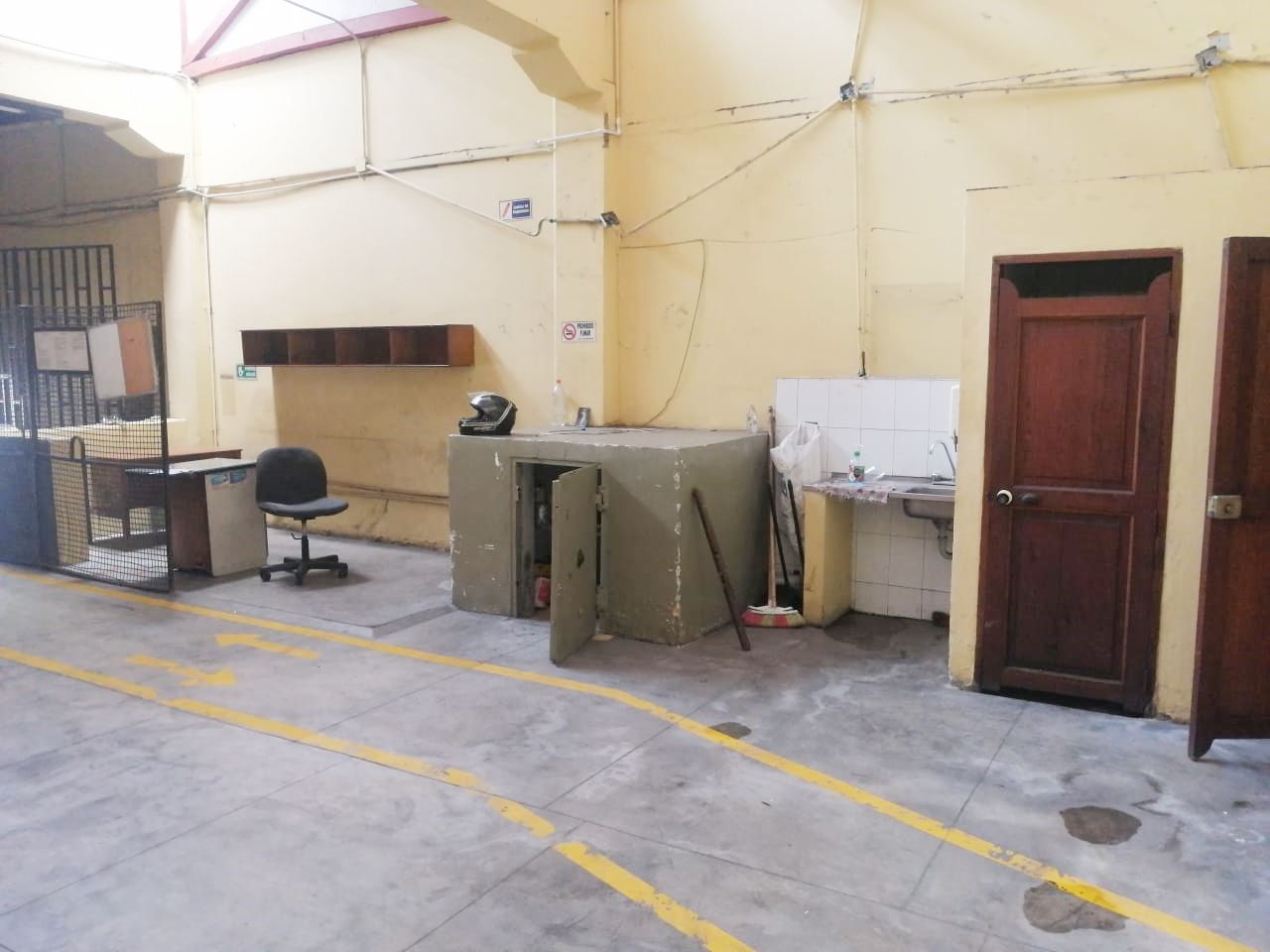 Local en arriendo Antioquia Medellín La Alpujarra 260 m2 Habitaciones 0 Baños 4 Garajes 1 Precio $7000000