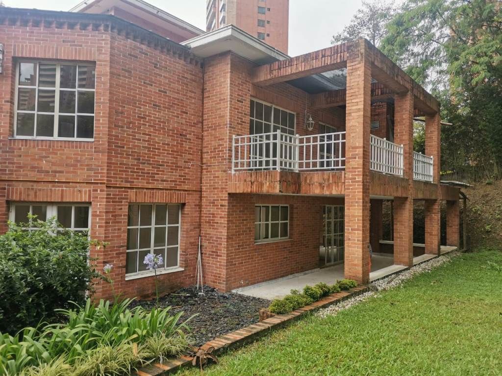 Casa en arriendo o venta Antioquia Medellín El Tesoro 780 m2 Habitaciones 4 Baños 6 Garajes 3 Precio venta $1880000000 Precio arriendo $8000000
