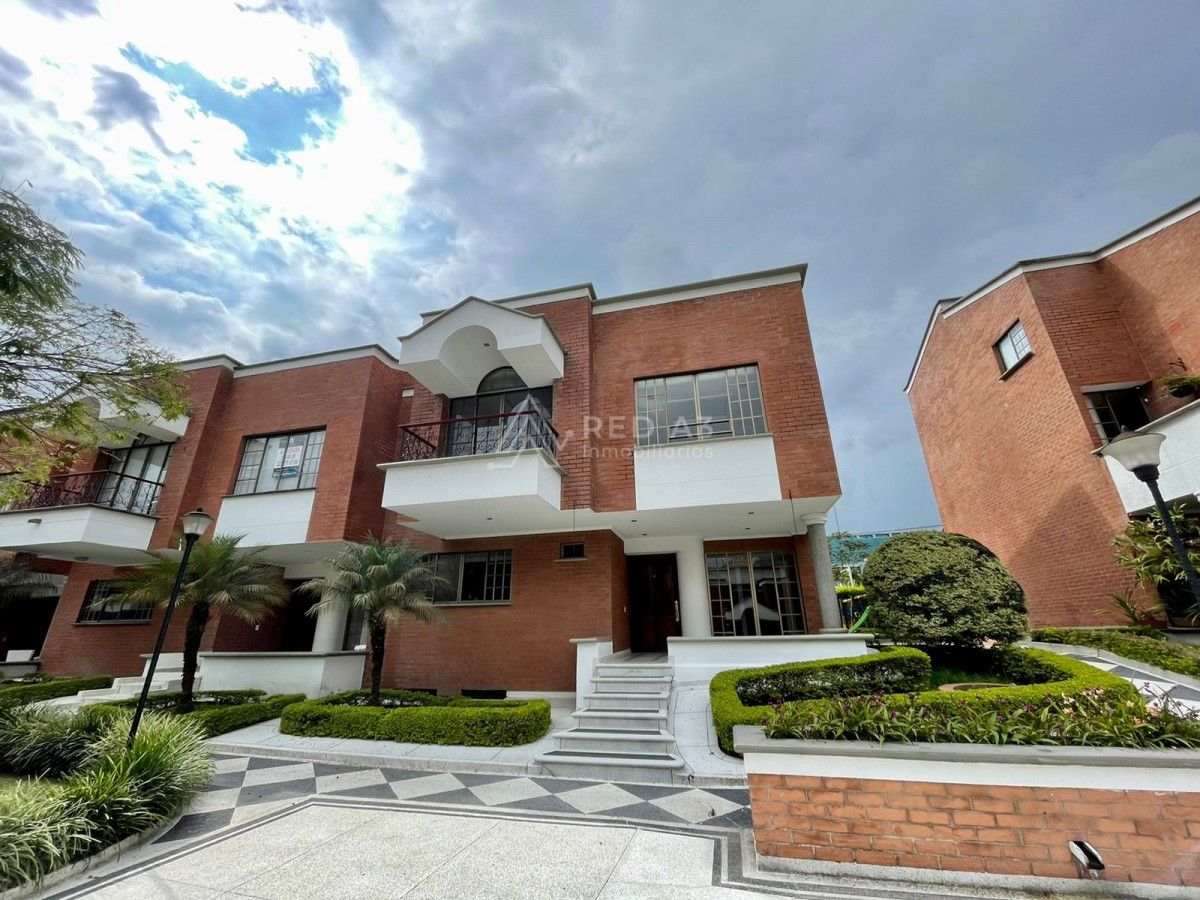 Casa en venta Risaralda Pereira Pinares De San Martin 300 m2 Habitaciones 3 Baños 8 Garajes 4 Precio $1200000000