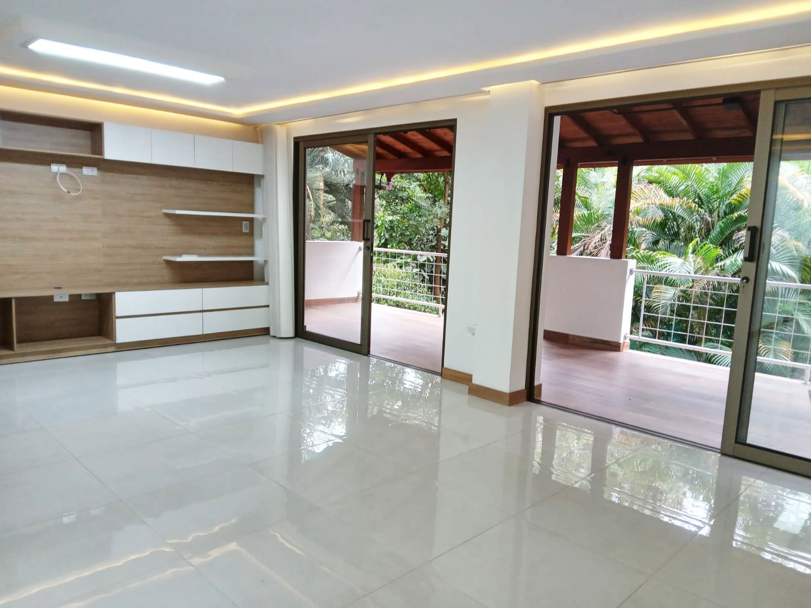 Casa en arriendo o venta Antioquia Medellín Los Balsos No2 144 m2 Habitaciones 4 Baños 6 Garajes 3 Precio venta $1200000000 Precio arriendo $5500000