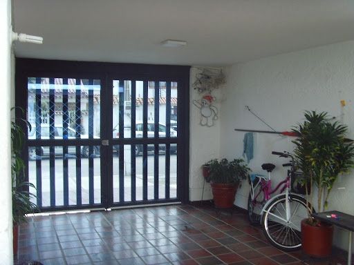 Casa en venta Cundinamarca Bogotá Estoril 319 m2 Habitaciones 7 Baños 6 Garajes 5 Precio $1600000000