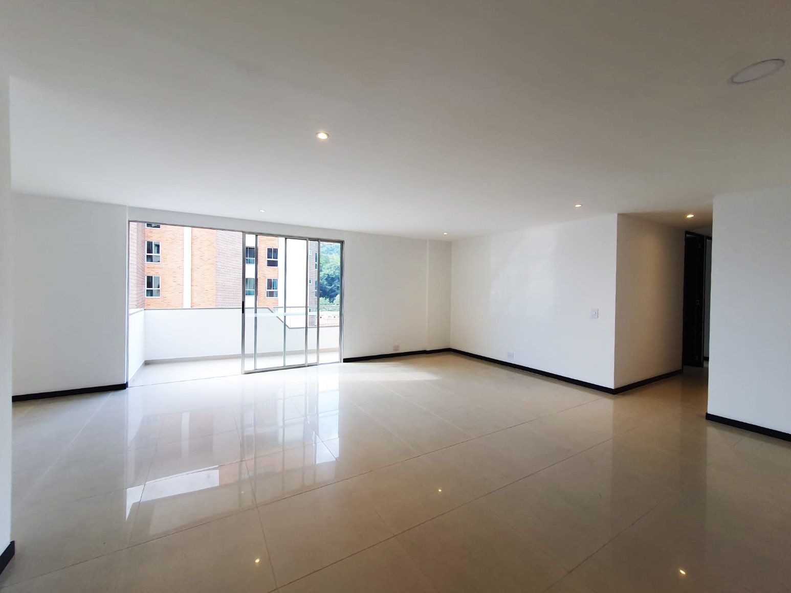 Apartamento en arriendo Antioquia Medellín La Linde 130 m2 Habitaciones 3 Baños 2 Garajes 2 Precio $4400000