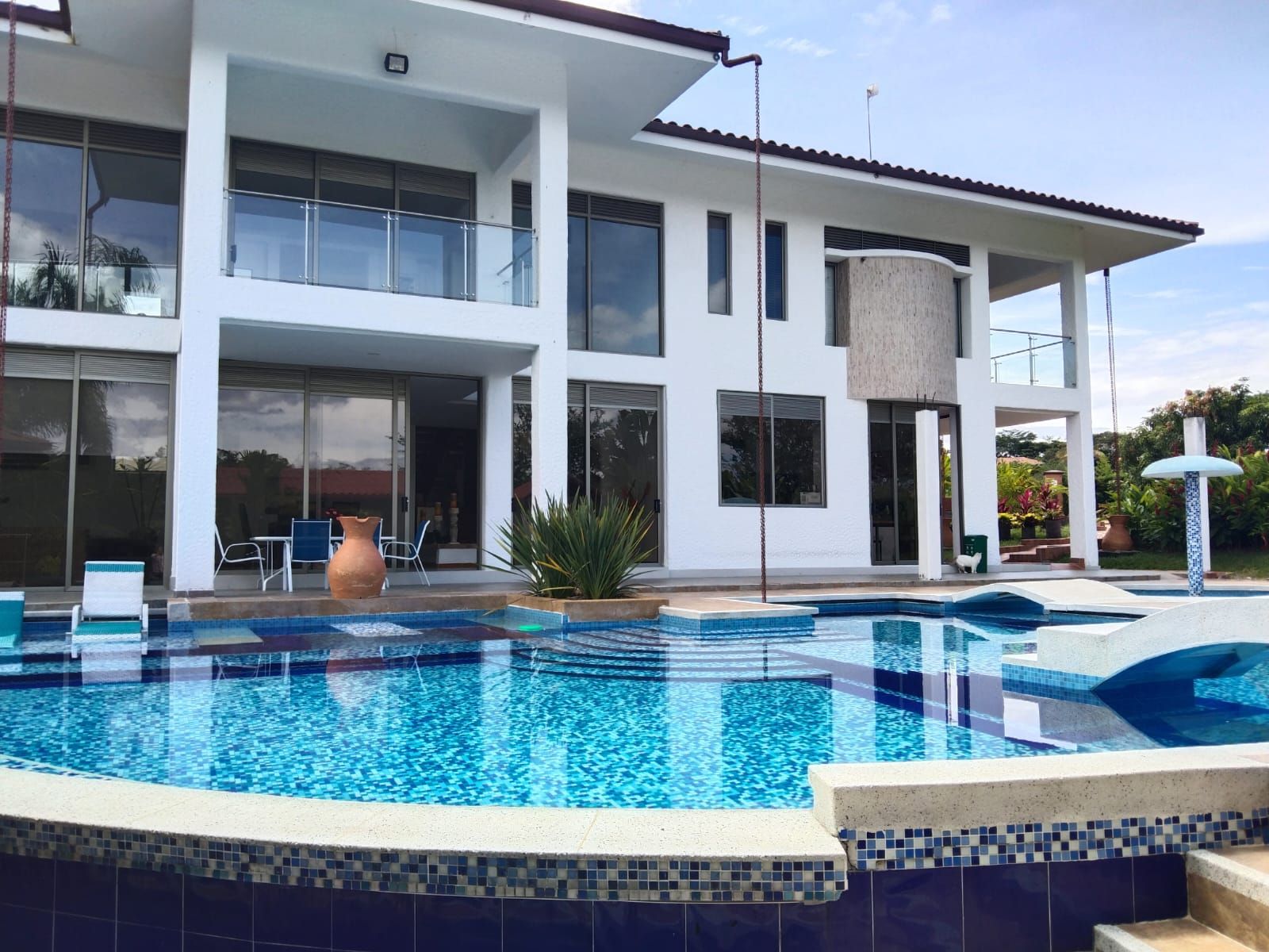 Casa en arriendo o venta Tolima Ibagué Picaleña 1080 m2 Habitaciones 4 Baños 6 Garajes 5 Precio venta $4695000000 Precio arriendo $13900000