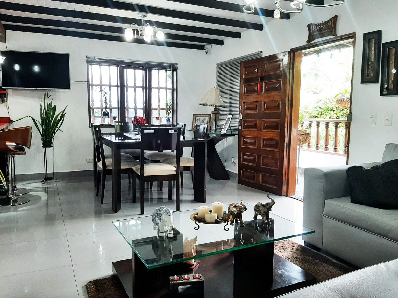 Casa en arriendo o venta Antioquia Caldas Vereda La Miel 400 m2 Habitaciones 3 Baños 8 Garajes 5 Precio venta $1200000000 Precio arriendo $6000000