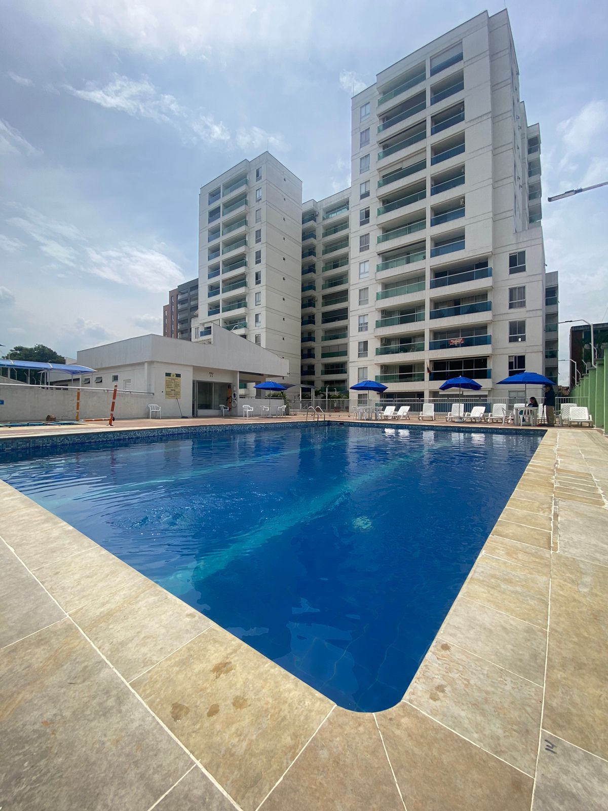 Apartamento en venta Valle Del Cauca Cali Urbanización La Base Planta Y Talleres 83 m2 Habitaciones 3 Baños 2 Garajes 2 Precio $340000000