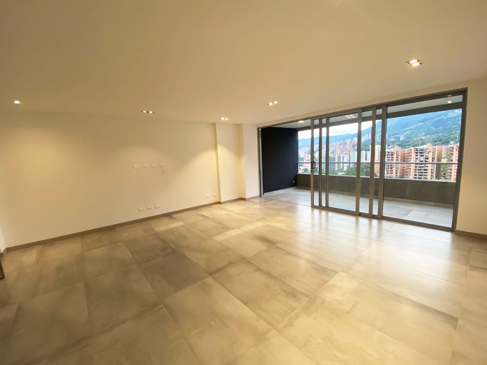 Apartamento en arriendo Antioquia Envigado Orense 170 m2 Habitaciones 3 Baños 6 Garajes 3 Precio $8000000