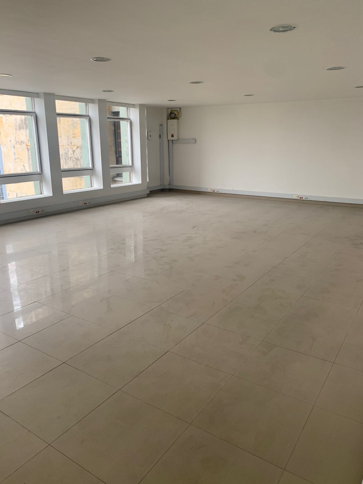 Oficina en venta Cundinamarca Bogotá Las Nieves 63 m2 Habitaciones 0 Baños 10 Garajes 8 Precio $250000000