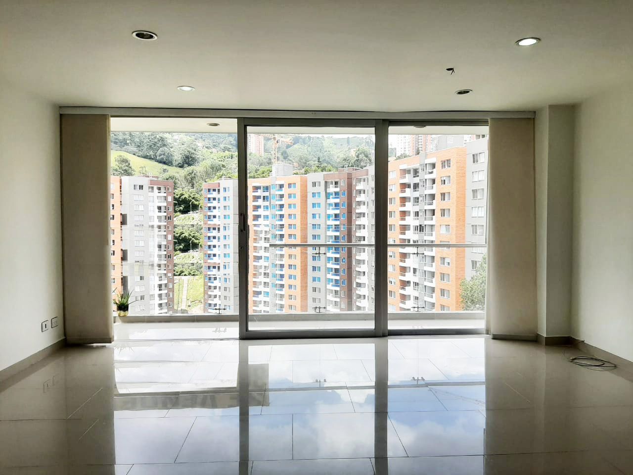Apartamento en venta Antioquia Envigado Zona Centro 77 m2 Habitaciones 3 Baños 2 Garajes 2 Precio $385000000