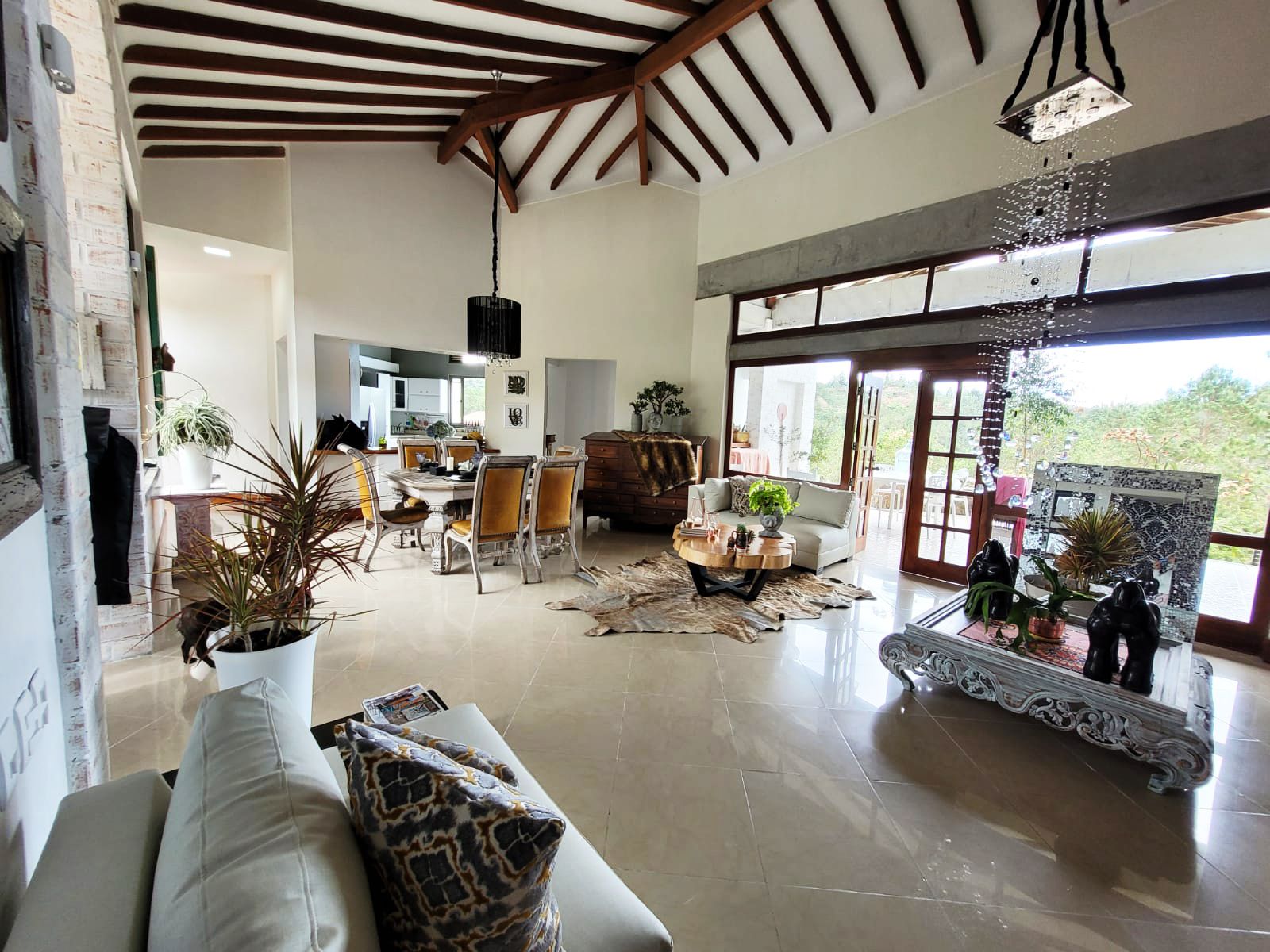 Casa en arriendo o venta Antioquia Envigado La Mesa 400 m2 Habitaciones 4 Baños 15 Garajes 12 Precio venta $4000000000 Precio arriendo $16700000