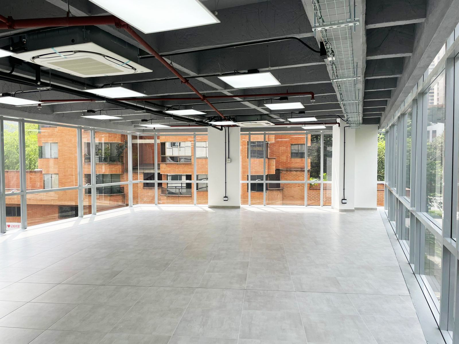 Oficina en arriendo o venta Antioquia Medellín La Aguacatala 126 m2 Habitaciones 0 Baños 2 Garajes 4 Precio venta $1450000000 Precio arriendo $11550000