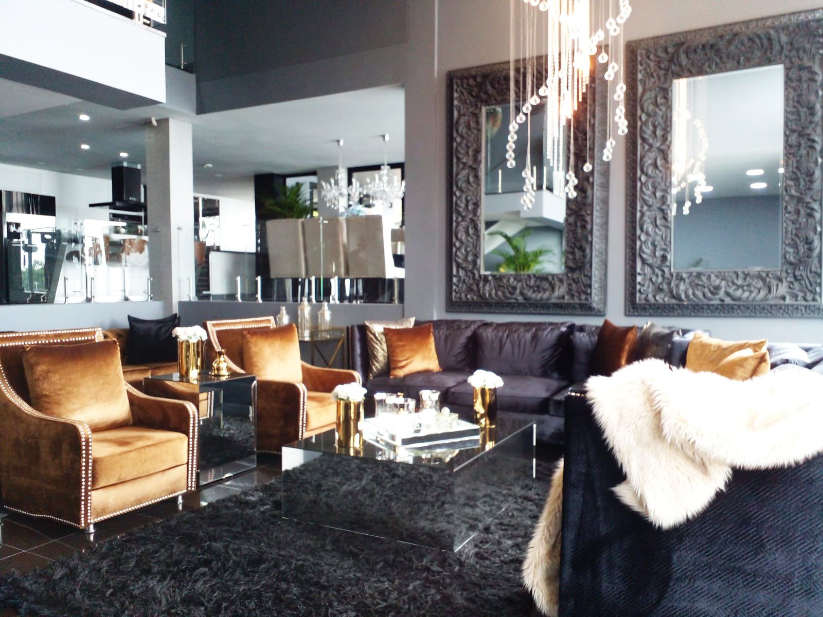 Casa en arriendo o venta Antioquia Envigado Zúñiga 560 m2 Habitaciones 4 Baños 15 Garajes 5 Precio venta $7450000000 Precio arriendo $51000000