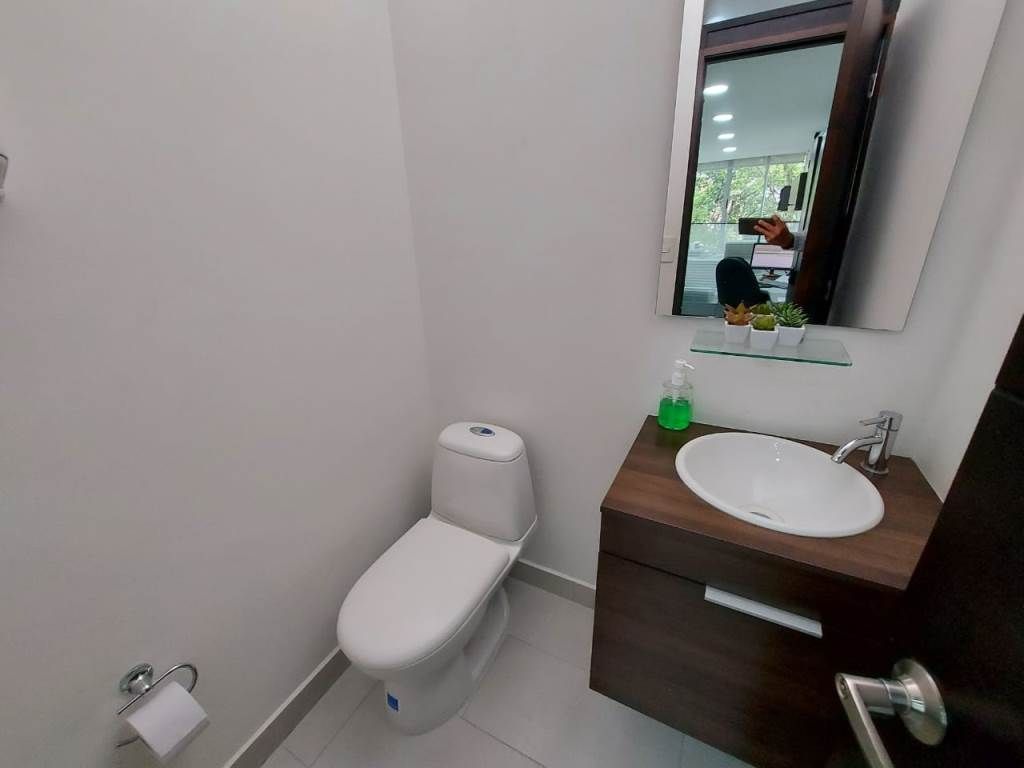 Oficina en arriendo o venta Antioquia Medellín Manila 67 m2 Habitaciones 0 Baños 0 Garajes 2 Precio venta $480000000 Precio arriendo $5200000