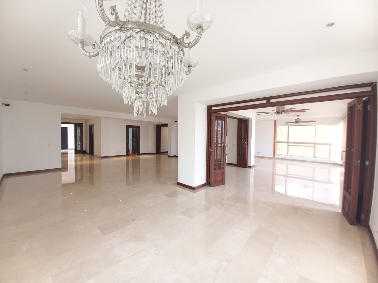 Apartamento en venta Valle Del Cauca Cali Aguacatal 235 m2 Habitaciones 5 Baños 8 Garajes 4 Precio $1600000000