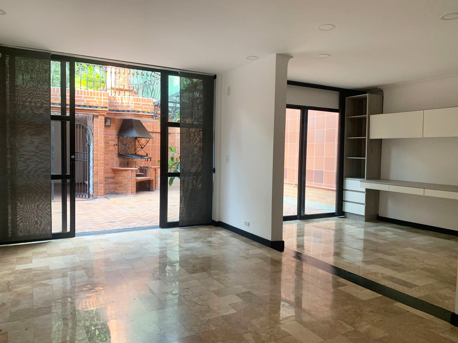 Casa en arriendo o venta Antioquia Envigado Alto De Misael 250 m2 Habitaciones 4 Baños 8 Garajes 5 Precio venta $1280000000 Precio arriendo $7800000