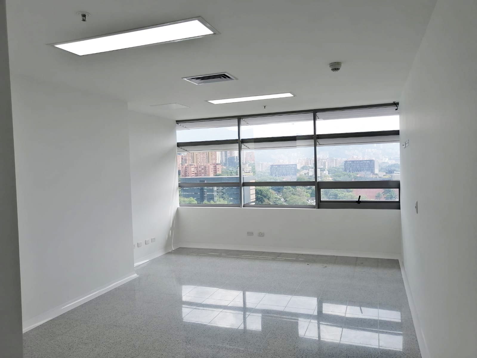 Oficina en arriendo Antioquia Medellín Castropol 33 m2 Habitaciones 0 Baños 0 Garajes 2 Precio $2900000