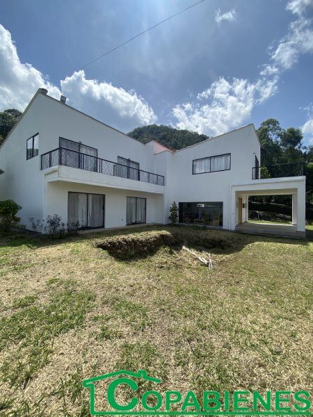 Casa en venta Antioquia Copacabana Simon Bolivar Sb centro 9800 m2 Habitaciones 6 Baños 5 Garajes 0 Precio $2200000000